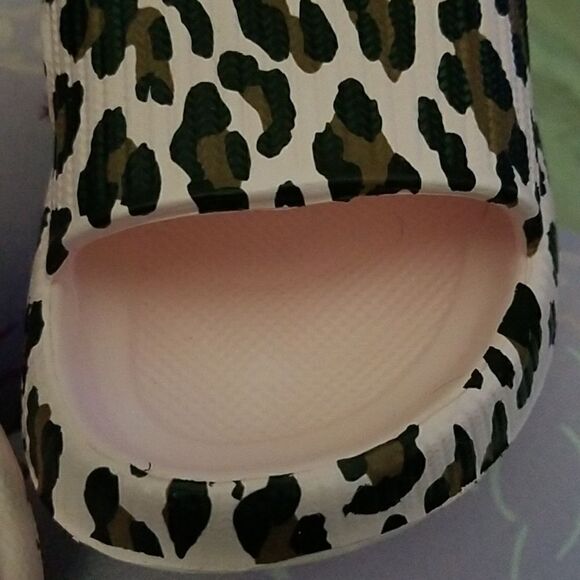 Pink slides animal print - Picture 8 of 9